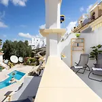 Stylish Design W Ocean & Pool View, King Size Bed, Wifi,2 Smart Tv, Street Parking, 2 Pools Access *