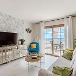 Stylish Design W Ocean & Pool View, King Size Bed, Wifi,2 Smart Tv, Street Parking, 2 Pools Access Apartman *