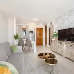 Stylish Design W Ocean & Pool View, King Size Bed, Wifi,2 Smart Tv, Street Parking, 2 Pools Access *