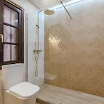 Stylish Design W Ocean & Pool View, King Size Bed, Wifi,2 Smart Tv, Street Parking, 2 Pools Access Apartman
