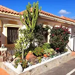 Stylish Design W Ocean & Pool View, King Size Bed, Wifi,2 Smart Tv, Street Parking, 2 Pools Access アデヘ