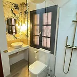 Stylish Design W Ocean & Pool View, King Size Bed, Wifi,2 Smart Tv, Street Parking, 2 Pools Access アパート アデヘ