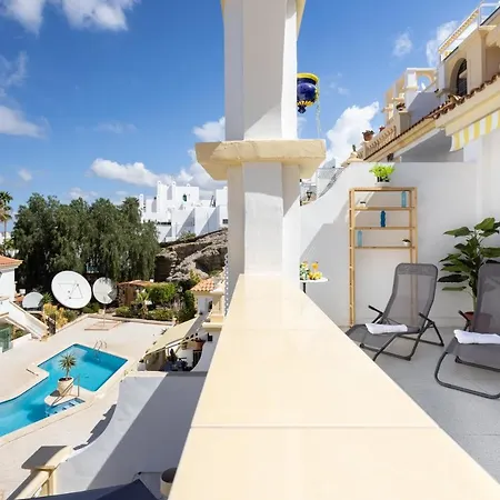 Stylish Design W Ocean & Pool View, King Size Bed, Wifi,2 Smart Tv, Street Parking, 2 Pools Access *