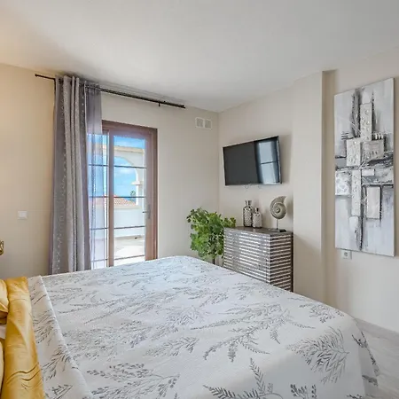 Апартаменты Stylish Design W Ocean & Pool View, King Size Bed, Wifi,2 Smart Tv, Street Parking, 2 Pools Access *