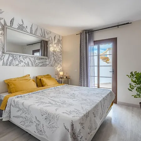 Stylish Design W Ocean & Pool View, King Size Bed, Wifi,2 Smart Tv, Street Parking, 2 Pools Access Апартаменты Адехе