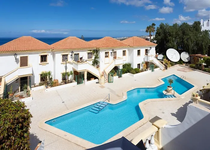 Stylish Design W Ocean & Pool View, King Size Bed, Wifi,2 Smart Tv, Street Parking, 2 Pools Access Apartment