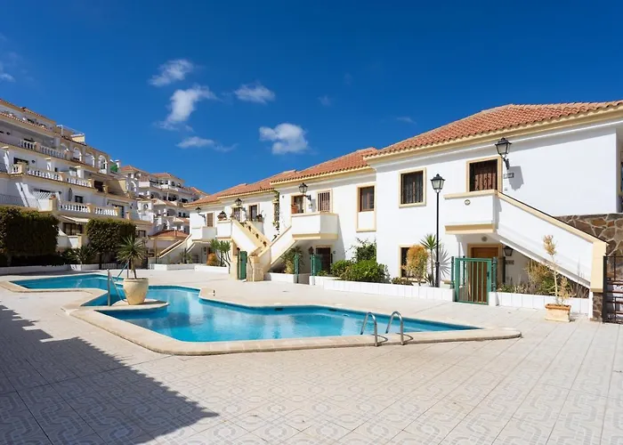 Stylish Design W Ocean & Pool View, King Size Bed, Wifi,2 Smart Tv, Street Parking, 2 Pools Access Apartment *