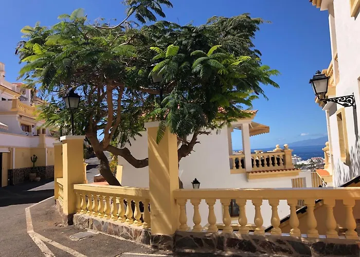 Stylish Design W Ocean & Pool View, King Size Bed, Wifi,2 Smart Tv, Street Parking, 2 Pools Access * 阿德耶