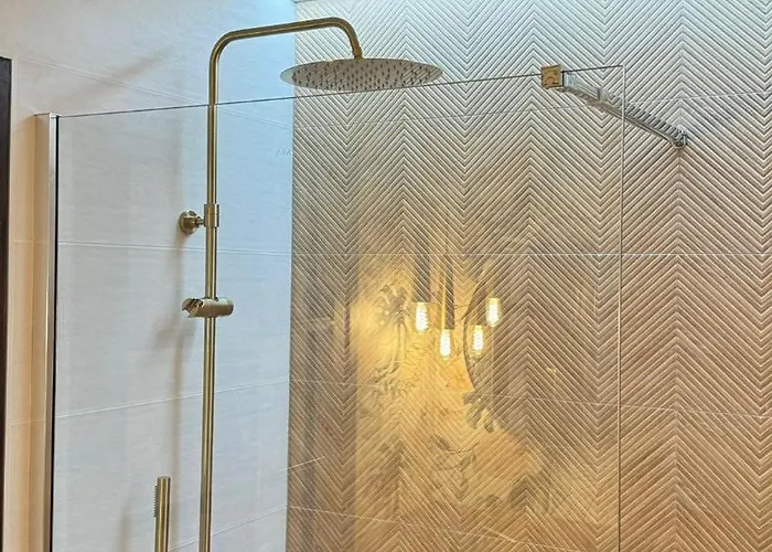 Stylish Design W Ocean & Pool View, King Size Bed, Wifi,2 Smart Tv, Street Parking, 2 Pools Access *