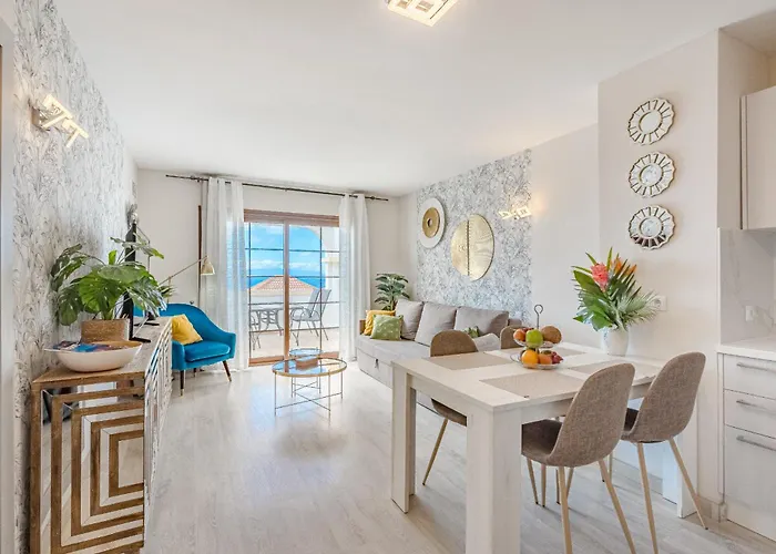 Stylish Design W Ocean & Pool View, King Size Bed, Wifi,2 Smart Tv, Street Parking, 2 Pools Access 阿德耶