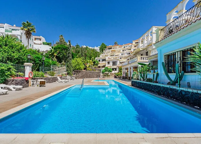 Stylish Design W Ocean & Pool View, King Size Bed, Wifi,2 Smart Tv, Street Parking, 2 Pools Access *