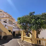 Stylish Design W Ocean & Pool View, King Size Bed, Wifi,2 Smart Tv, Street Parking, 2 Pools Access *