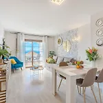 Stylish Design W Ocean & Pool View, King Size Bed, Wifi,2 Smart Tv, Street Parking, 2 Pools Access 阿德耶