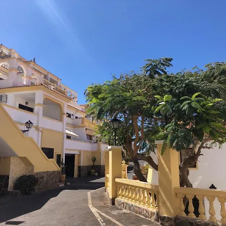 Stylish Design W Ocean & Pool View, King Size Bed, Wifi,2 Smart Tv, Street Parking, 2 Pools Access *