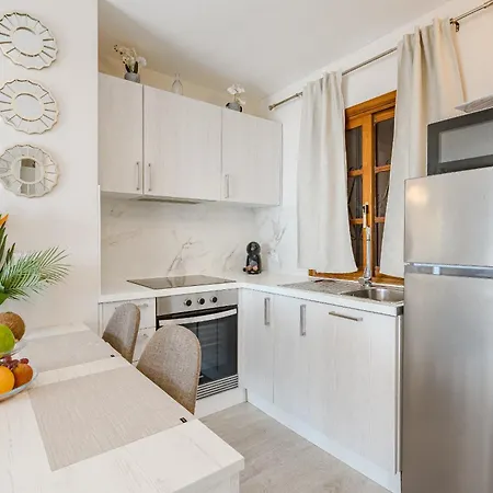 Stylish Design W Ocean & Pool View, King Size Bed, Wifi,2 Smart Tv, Street Parking, 2 Pools Access Apartament Costa Adeje (Tenerife)