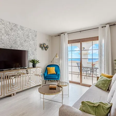 Stylish Design W Ocean & Pool View, King Size Bed, Wifi,2 Smart Tv, Street Parking, 2 Pools Access Apartament *