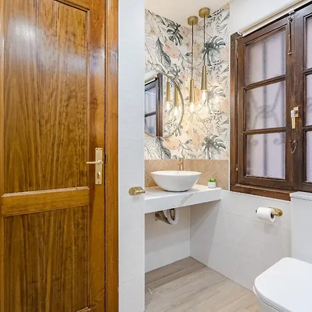 Stylish Design W Ocean & Pool View, King Size Bed, Wifi,2 Smart Tv, Street Parking, 2 Pools Access Apartament