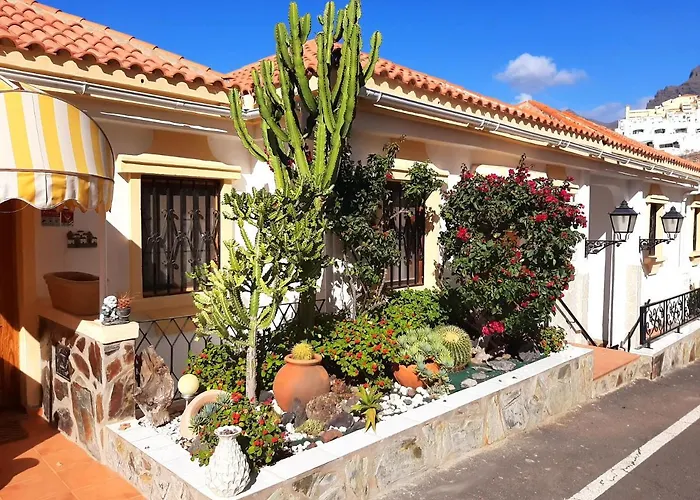 Stylish Design W Ocean & Pool View, King Size Bed, Wifi,2 Smart Tv, Street Parking, 2 Pools Access Costa Adeje (Tenerife)