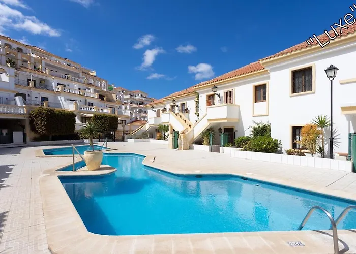 Stylish Design W Ocean & Pool View, King Size Bed, Wifi,2 Smart Tv, Street Parking, 2 Pools Access