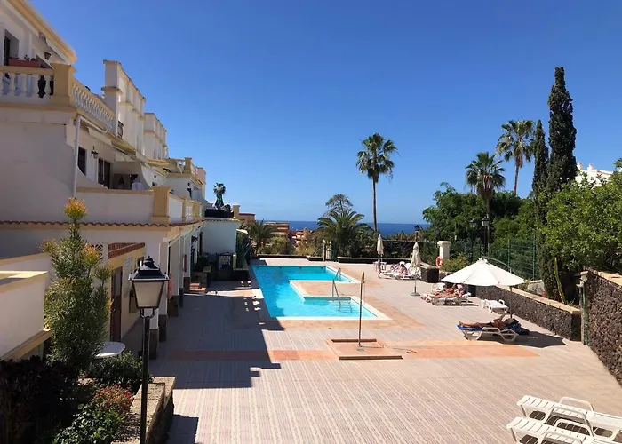 Apartman Stylish Design W Ocean & Pool View, King Size Bed, Wifi,2 Smart Tv, Street Parking, 2 Pools Access *