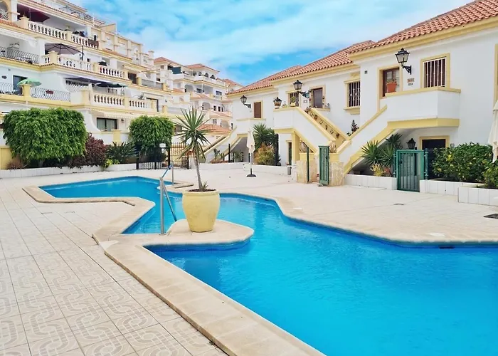 Stylish Design W Ocean & Pool View, King Size Bed, Wifi,2 Smart Tv, Street Parking, 2 Pools Access Apartman