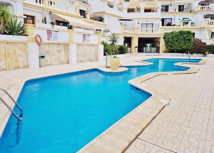 Stylish Design W Ocean & Pool View, King Size Bed, Wifi,2 Smart Tv, Street Parking, 2 Pools Access