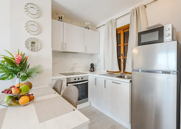 Stylish Design W Ocean & Pool View, King Size Bed, Wifi,2 Smart Tv, Street Parking, 2 Pools Access Apartmán Costa Adeje (Tenerife)