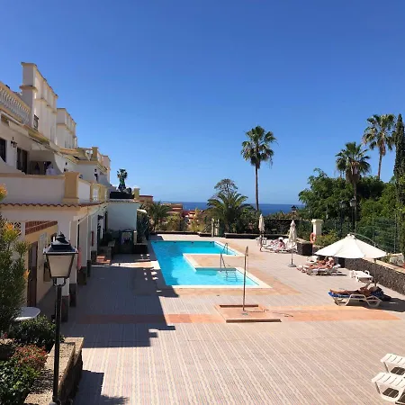 Apartment Stylish Design W Ocean & Pool View, King Size Bed, Wifi,2 Smart Tv, Street Parking, 2 Pools Access *
