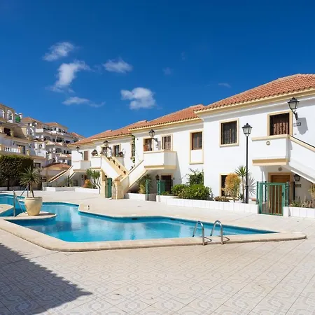 Stylish Design W Ocean & Pool View, King Size Bed, Wifi,2 Smart Tv, Street Parking, 2 Pools Access Lägenhet *