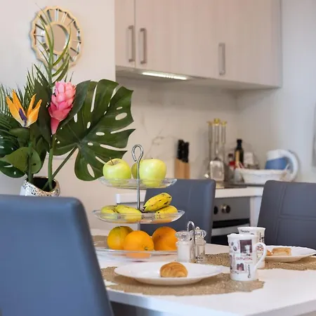 Apartment Stylish Design W Ocean & Pool View, King Size Bed, Wifi,2 Smart Tv, Street Parking, 2 Pools Access *