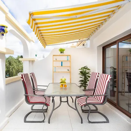Stylish Design W Ocean & Pool View, King Size Bed, Wifi,2 Smart Tv, Street Parking, 2 Pools Access Apartment