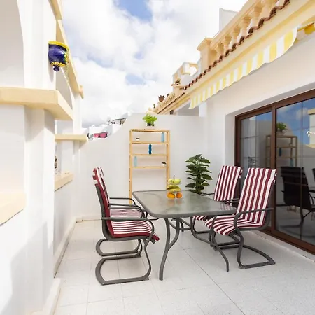 Stylish Design W Ocean & Pool View, King Size Bed, Wifi,2 Smart Tv, Street Parking, 2 Pools Access Apartment *
