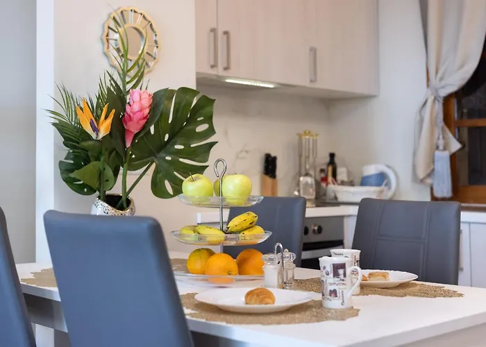 Διαμέρισμα Stylish Design W Ocean & Pool View, King Size Bed, Wifi,2 Smart Tv, Street Parking, 2 Pools Access *