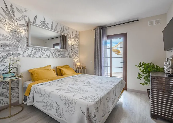 Stylish Design W Ocean & Pool View, King Size Bed, Wifi,2 Smart Tv, Street Parking, 2 Pools Access Διαμέρισμα Costa Adeje (Tenerife)